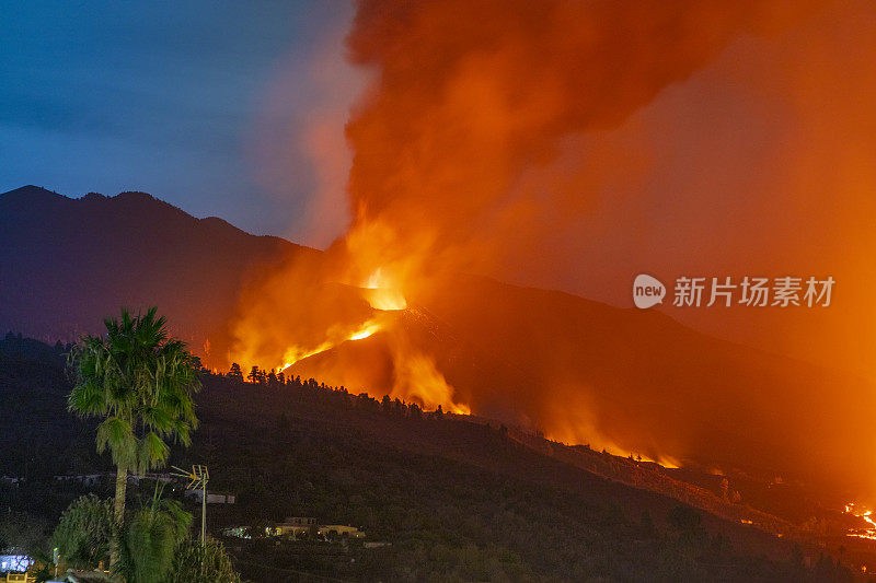 拉帕尔马康伯维哈火山一般认为，熔岩流摧毁了“El Paraíso”，大量的灰烬涌出。